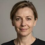 Портрет уверенного бизнесмена компании Волгарбс Технологии на нейтральном фоне в студийном освещении